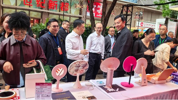 渝见西区，智造出圈！大牌镜业携 AI 智能镜 亮相“广货行天下·重庆站”